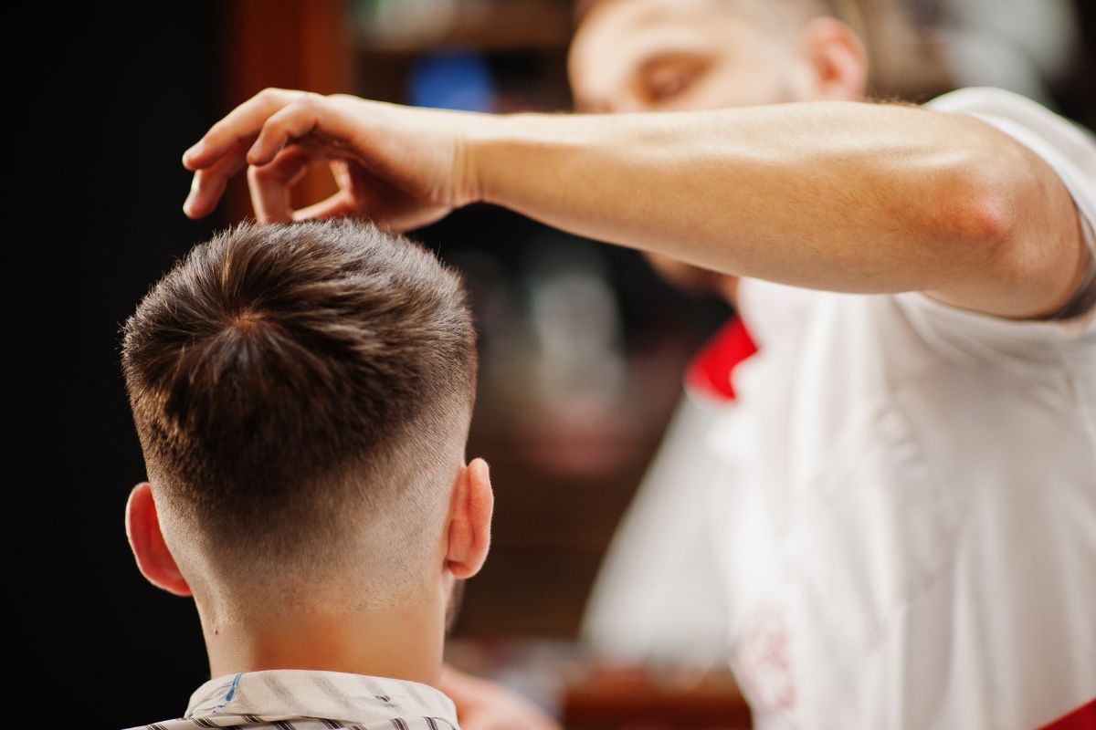 Deander Barber