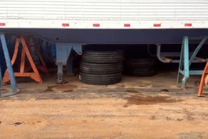 Apreensão de carga de pneus em fiscalização portuária em Santarém