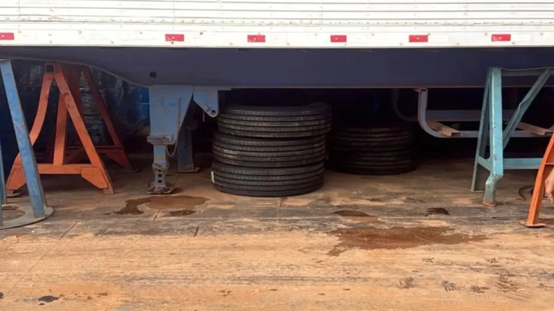 Apreensão de carga de pneus em fiscalização portuária em Santarém