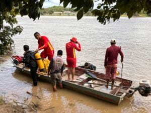 Buscas por jovem desaparecido no Rio Surubiú em Alenquer